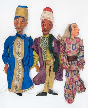 3 Marionetten "Orientalen" um 1900, Pappmaché bemalt, Holzgliedmaßen mit Gelenken, Gebrauchspuren, H. 53 cm, 61 cm und 64 cm - photo 1