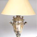 Tischlampe, Samowar als Fuß, dimmbar elektrifiziert, versilbert (berieben), beiger Lampenschirm, Ges.-H. 65 cm - photo 1