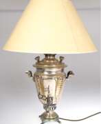 Silberwaren. Tischlampe, Samowar als Fuß, dimmbar elektrifiziert, versilbert (berieben), beiger Lampenschirm, Ges.-H. 65 cm