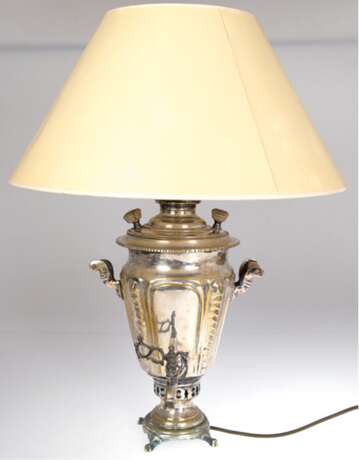 Tischlampe, Samowar als Fuß, dimmbar elektrifiziert, versilbert (berieben), beiger Lampenschirm, Ges.-H. 65 cm - Foto 1