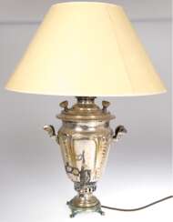 Tischlampe, Samowar als Fuß, dimmbar elektrifiziert, versilbert (berieben), beiger Lampenschirm, Ges.-H. 65 cm