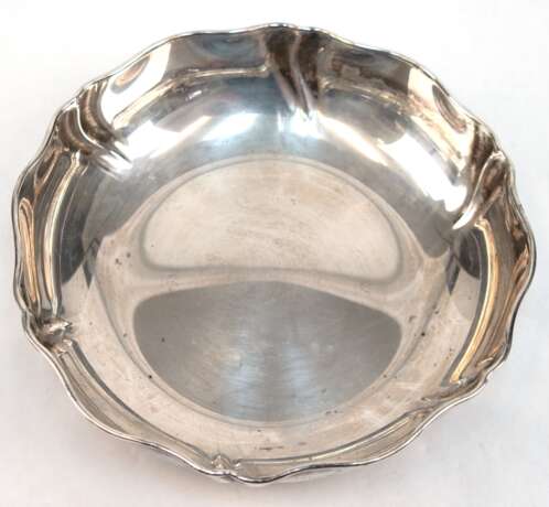 Schale, 835er Silber, geschweift gerippte Wandung, unterseitig Widmungsgravur, 118 g, Dm. 14,3 cm - фото 1