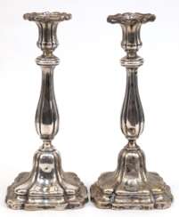 Paar Leuchter, 1-kerzig, 12 Lot Silber, datiert 1868, vierpassiger Stand, gebauchter Schaft und Tülle mit Tropfschale vertikal gerippt, ges. 296 g, H. 25,5 cm