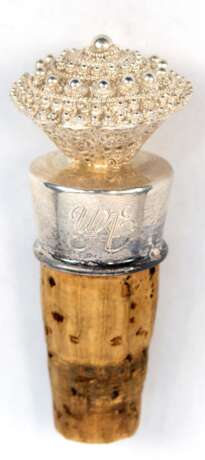 Flaschenverschluß, 835er Silber, mit durchbrochen gearbeiteter Bekrönung, mit verschlungenem Monogramm - фото 1