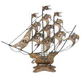 Segelschiff, Silber (geprüft) vergoldet, filigran gearbeitet, Segel und Fahnen besetzt mit emaillierten Kreuzen, auf vierpassigem Stand, ges. 280 g, H. 25 cm, L. 30 cm