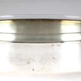Schale, oval, versilbert mit Glaseinsatz, Frankreich, auf 4 Füßchen und mit 2 seitl. Henkel, umgeschlagener Rand, Glasschale 6x30x21 cm, ges. 7,536x22,5 cm - фото 1