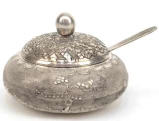 Kleine Deckeldose mit Glaseinsatz und Löffel, rund, 900er Silber, Vietnam, mit figürlichem und floralem Relief, ges. (ohne Glaseinsatz) 54 g, Dm. 6 cm