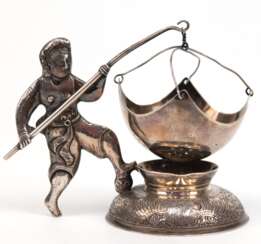 Teesieb, figürlich, 900er Silber, Vietnam, Fischer mit Netz an rundem Sockel stehend, ges. 81 g, H. 8 cm