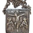 Reise-Ikone als Kette &amp;quot;Christi Kreuzigung&amp;quot;, Silber (gepr.), Ende 18. Jh., reliefierte und ziselierte Ikone hohl, mit Schiebedeckel, 10 anhängende Kettchen mit Blütenplättchen, an doppelter Kette, Ges.-G… - Prix ​​des enchères