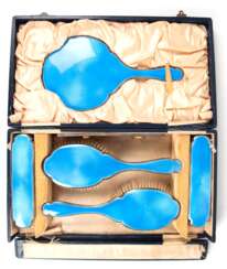 Frisierset, 6-teilig, England um 1920/30, 925er Silber mit hellblauer Guilloche-Emaille, bestehend aus 2 Bürsten mit Handhabe, 2 Kleiderbürsten und Handspiegel, Kamm mit Silber-Rücken ergänzt, im Kasten