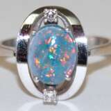 Opal-Brillant-Ring, 750er WG, ovaler Ringkopfbogen, mit ovaler Opaldoublette und 2 Brillanten, moderne Ausführung, Ges.-Gew. 5,3 g, RG 59 - фото 1