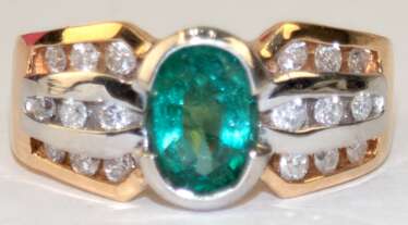 Smaragd-Brillant-Ring, 585er GG/ WG, mit prächtigem Smaragd von ca. 1,8 ct. und 18 Brillanten, Ges.-Gew. 6,4 g, RG 54