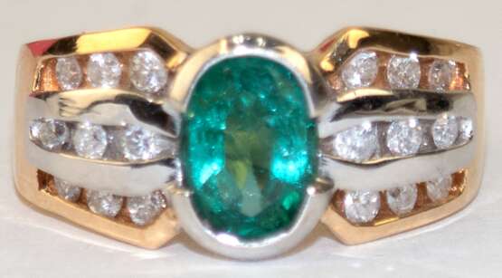 Smaragd-Brillant-Ring, 585er GG/ WG, mit prächtigem Smaragd von ca. 1,8 ct. und 18 Brillanten, Ges.-Gew. 6,4 g, RG 54 - photo 1