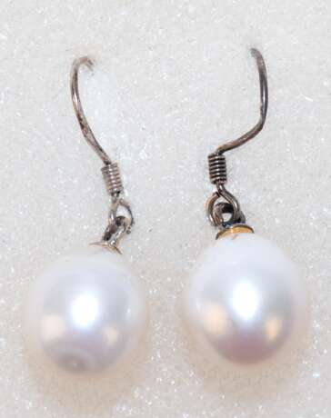 Ohrringe mit weißen SW-Perlen, ca. 1,2 x 1,0 cm, Ohrhaken (1x verbogen) 925er Silber - Foto 1
