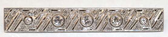 Art-Deco-Brosche, Platin und 585er GG, 8,1 g, Brillanten ca. 0,70 ct. und diverse Diamanten, Maße ca. 5,8 x 0,8 cm - фото 1
