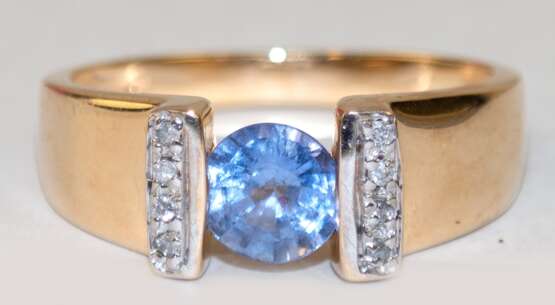 Aquamarin-Diamant-Ring, 585er GG/ WG, mittig rund facettierter Aquamarin, der seitlich jeweils von 4 kl. Diamanten flankiert wird, Ges.-Gew. 3,8 g, RG 56 - Foto 1