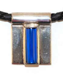Geflochtenes, schwarzes Lederband, ca. 45 cm, Verschluss 925er Silber, Anhänger mit blauem Schmuckstein (Quarz?), 925er Silber, minimale Gebrauchsspuren
