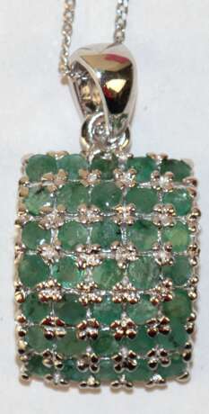 Kette und Anhänger, 925er Silber, mit 35 Smaragden, Maße mit Öse ca. 2,9 x 1,5 cm, Kettenlänge ca. 40 cm - Foto 1