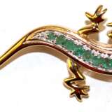 Naturalistisch dargestellter Salamander in 925er Sterlingsilber, vergoldet, 16 echte Smaragde, als Brosche und Anhänger tragbar, Länge 5 cm - фото 1
