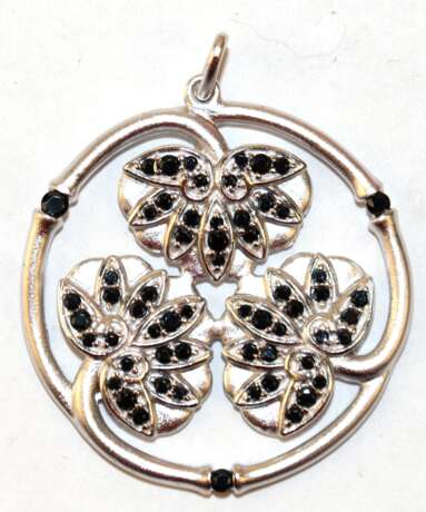 Anhänger mit Lotusblättern, mattiertes 925er Silber mit schwarzen Spinellen, Durchmesser 2,8 cm, Länge mit Öse 3,4cm - Foto 1