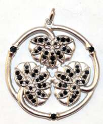 Anhänger mit Lotusblättern, mattiertes 925er Silber mit schwarzen Spinellen, Durchmesser 2,8 cm, Länge mit Öse 3,4cm