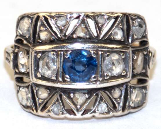 Ring, 750er GG, geprüft, 4,3 g, Diamantbesatz, ca. 0,90 ct, in Silberfassung und Saphir, RG 62, Innendurchmesser 19,7 mm - фото 1