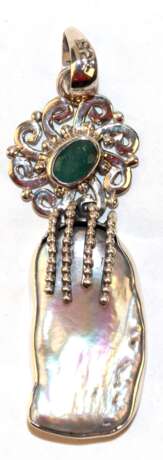Anhänger, 925er Silber, echte Biwa-Perle und Smaragd, Länge mit Öse ca. 4,6 cm - photo 1
