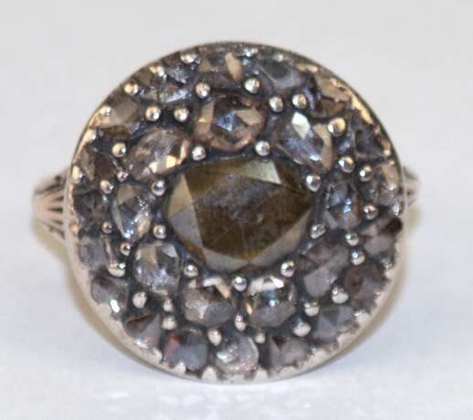 Ring, 585er GG, geprüft, Ring-Kopf Silber mit Diamanten besetzt von zus. ca. 1,3 ct., RG 51, Innendurchmesser 16,2 mm, ca. 4,5 g - photo 1