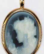 Обзор. Kamee-Anhänger, Lagenstein mit fein geschnittenem Damenporträt, 585er GG-Rahmung mit Diamantbesatz, ges. 9,52 g, L. mit Klappöse 4,3 cm