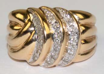 Ring, 585er GG/WG, reliefierte Schauseite mit bögenförmigem Diamantbesatz, ges. 7,75 g, RG 54