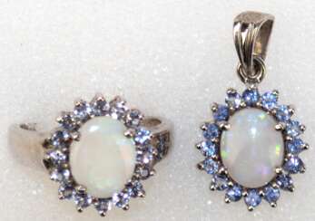 Schmuckset aus Anhänger und Ring, 925er Silber, je besetzt mit hellem, ovalem Opal, umrandet von hellen Saphiren, Anhänger-L. mit Öse 2,5 cm, RG 54