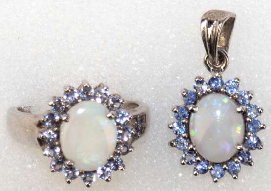 Schmuckset aus Anhänger und Ring, 925er Silber, je besetzt mit hellem, ovalem Opal, umrandet von hellen Saphiren, Anhänger-L. mit Öse 2,5 cm, RG 54 - Foto 1