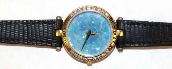 Damen-Armbanduhr "Medici Doro", 750er GG, besetzt mit 17 Diamanten, mit Opal-Zifferblatt mit seitlichem Riß, rücks. Monogramm-Gravuren, Funktion nicht geprüft, Dm. 2,3 cm, schwarzes Lederarmband mit 750er GG-S… - photo 1