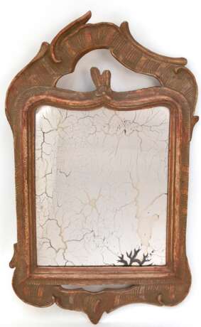 Kleiner Barock-Spiegel, geschnitzter Holzrahmen gefaßt und repariert, Spiegelglas mit starken Gebrauchspuren, ges. 59,5x34,5 cm - фото 1