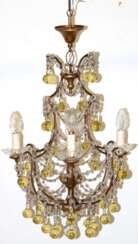 Kronleuchter, 4-flammig, Metall messingfarben gefaßt, mit Glasketten und bernsteinfarbenen Glaskugeln behängt, H. 73 cm, Dm. 40 cm