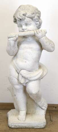 Gartenfigur "Putto mit Querflöte", Steinguß, H. 70 cm - Foto 1