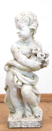 Gartenfigur "Putti mit Blumenstrauß", Steinguß, Gebrauchspuren, H. 50 cm - photo 1