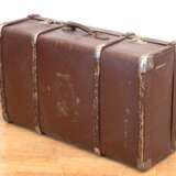 Reisekoffer "Gelo", um 1940/50, Kofferhartplatte braun gefaßt, Holzverstrebungen mit Metallecken, starke Gebrauchspuren, 48x78x25 cm - фото 1