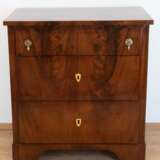 Biedermeier-Kommode, Mahagoni furniert, 3 Schubkästen, mit Rundbogen, Platte mit Gebrauchspuren, 82x77x50 cm - Foto 1