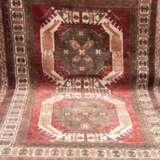Teppich, auf rostbraunem Grund grünlich ornamental gemustert, Rand mit Riß und Loch, Fransen unterschiedlich lang, 245x172 cm - Foto 1