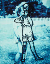 Collier Schorr. Mädchen vor Zaun