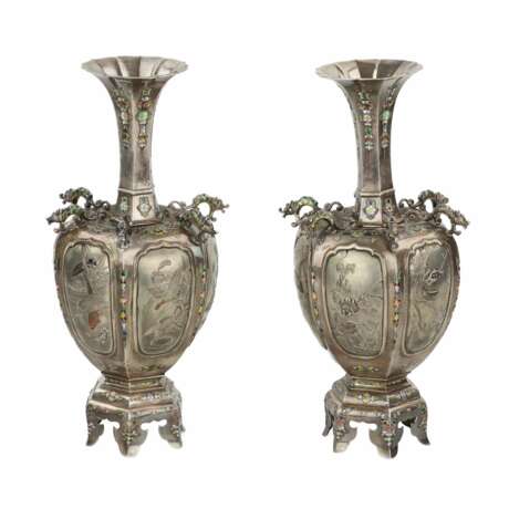 Une paire d`&eacute;l&eacute;gants vases japonais en argent et &eacute;mail. Le tournant des XIXe-XXe si&egrave;cles. Emaille At the turn of 19th -20th century - Foto 2