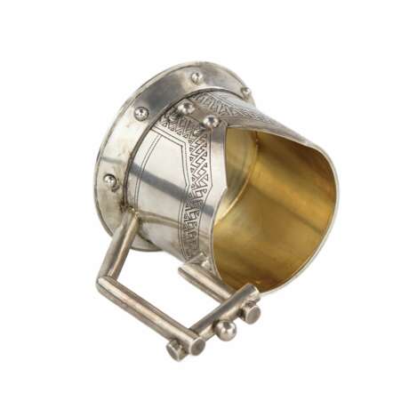 Porte-gobelet original en argent en forme de caftan avec une decoupe. K. Verlin. Petersbourg 1882. Silver 84 Gilding Eclecticism Late 19th century - photo 6