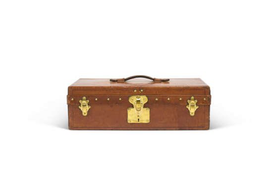 A NATURAL COWHIDE LEATHER PICNIC TRUNK WITH BRASS HARDWARE - Foto 3