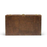 A NATURAL COWHIDE LEATHER PICNIC TRUNK WITH BRASS HARDWARE - Foto 8