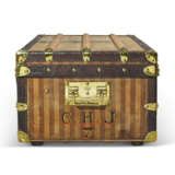 A BEIGE & BROWN STRIPED CANVAS CABIN 90 TRUNK WITH BRASS HARDWARE - Foto 4