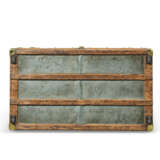 A BEIGE & BROWN STRIPED CANVAS CABIN 90 TRUNK WITH BRASS HARDWARE - Foto 7