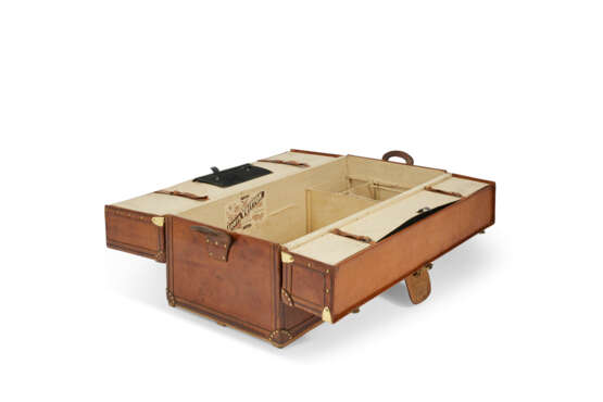 A NATURAL COWHIDE LEATHER IDEAL TRUNK WITH BRASS HARDWARE - фото 3