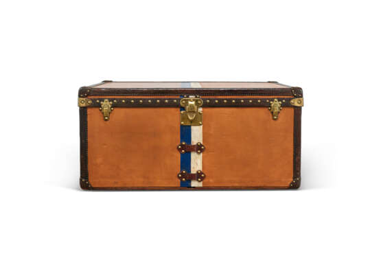 AN ORANGE VUITTONITE CANVAS COURRIER 100 TRUNK WITH BRASS HARDWARE - Foto 2