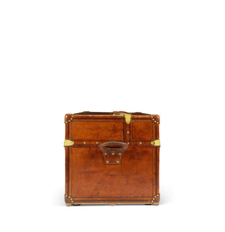 A NATURAL COWHIDE LEATHER IDEAL TRUNK WITH BRASS HARDWARE - фото 5